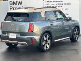 ★ワイド・トレッド、ロング・ホイールベース、ショート・オーバーハング、低重心。ボディの四隅にホイールを配置したMINIは、生粋のアスリートです。