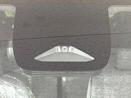 【トヨタセーフティセンス】走行中に前方の車両等を認識し、衝突しそうな時は警報とブレーキで衝突回避と被害軽減をアシスト。より安全にドライブをお楽しみいただけます。