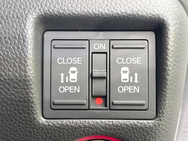 【両側パワースライドドア】スマートキーや運転席のスイッチで後席両側スライドドアの開閉が可能♪電動だから力を入れてドアを開ける必要が無く、小さなお子様でも簡単に開け閉めでき快適です♪