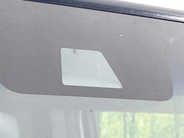 【ホンダセンシング】走行中に前方の車両等を認識し、衝突しそうな時は警報とブレーキで衝突回避と被害軽減をアシスト。より安全にドライブをお楽しみいただけます。