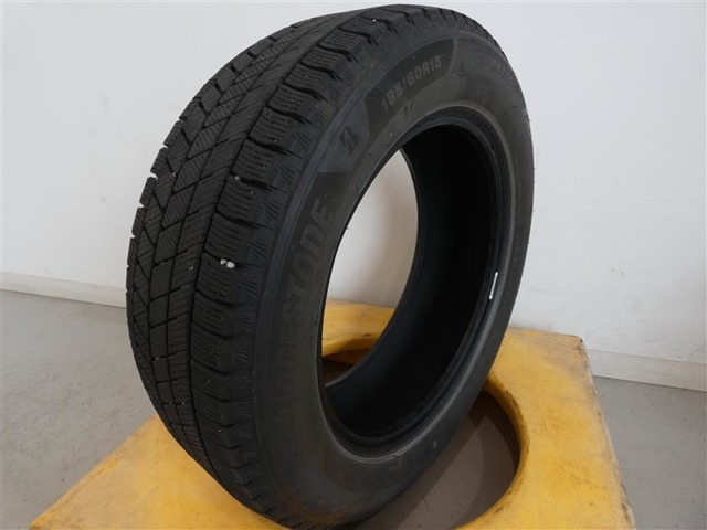 R3年式冬タイヤ185/60R15ブリジストン製です。