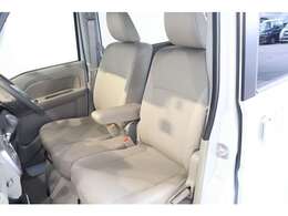 大きなベンチシートで足元もヒロビロ■大型シートで座り心地は快適♪中央にはアームレストが付いてゆったりドライブ♪