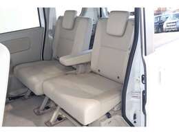 セカンドシートにもゆとりのスペースを確保☆センターアームレストでさらにリラックス！