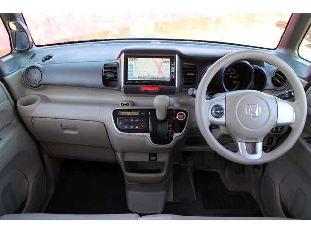 弊社の展示車両は一台一台時間をかけ、内装外装を仕上げております。外装の傷や内装の汚れは出来る範囲で目一杯きれいにしているつもりですが、画像などで気になる箇所がございましたら何なりとお申し付けください。