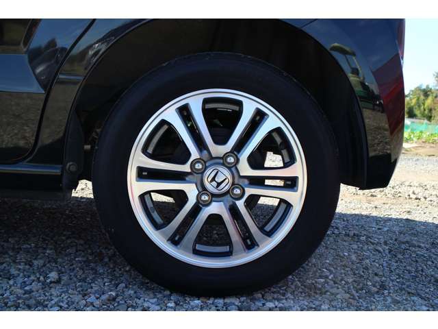 弊社の販売車両には、年式、走行距離に問わず無料の保証期間がついております。販売車両に自信があるからこそできると自負しております。もちろん納車前のオイル等の交換は全車必須です。