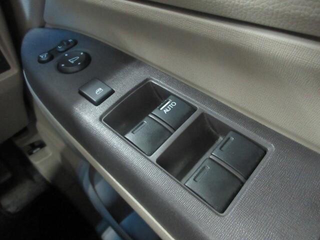 パワーウィンドウは運転席のスイッチのみオート機能も装備されております。ウィンドウロックも装備されてい