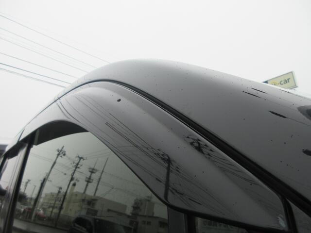 雨の日の換気に便利なドアバイザー付きです。