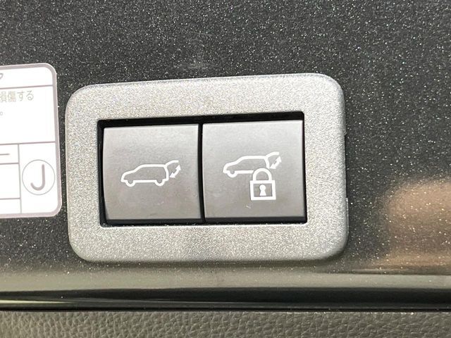 【パワーバックドア】スマートキーや運転席のボタンを押すだけでリアゲートが自動で開閉します！荷物を持っている時や、高い位置にあるバックドアを閉める際に便利な機能です♪