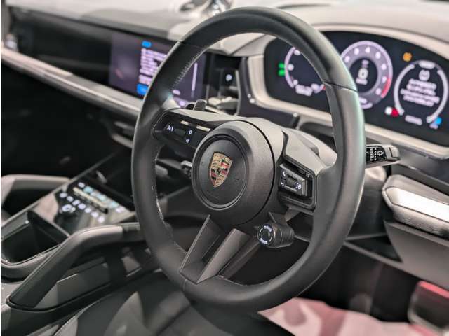 ポルシェの認定中古車は、ポルシェの特徴や構造、システムに精通したプロフェッショナルであるテクニシャンによって、合計111項目にわたる厳格なチェックをクリアした車両のみを取り扱っております。