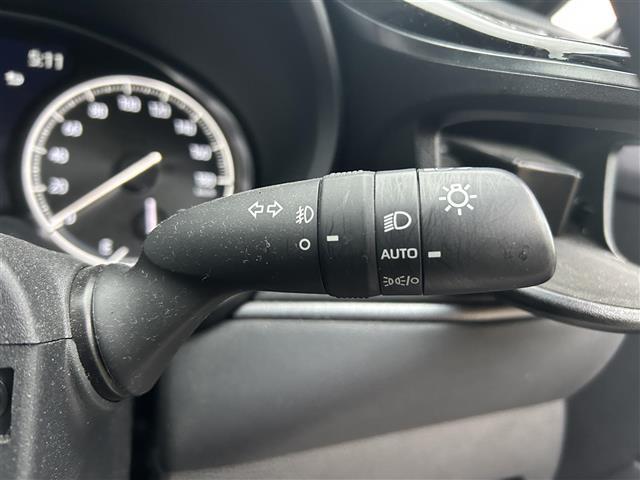 【オートライトシステム】車外の環境に合わせてライトを点灯します。トンネル入り口では瞬時に点灯するなど、点灯、消灯を車外の明るさに応じて行います。