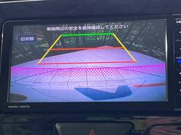 【バックカメラ】駐車時に後方がリアルタイム映像で確認できます。大型商業施設や立体駐車場での駐車時や、夜間のバック時に大活躍！運転スキルに関わらず、今や必須となった装備のひとつです！