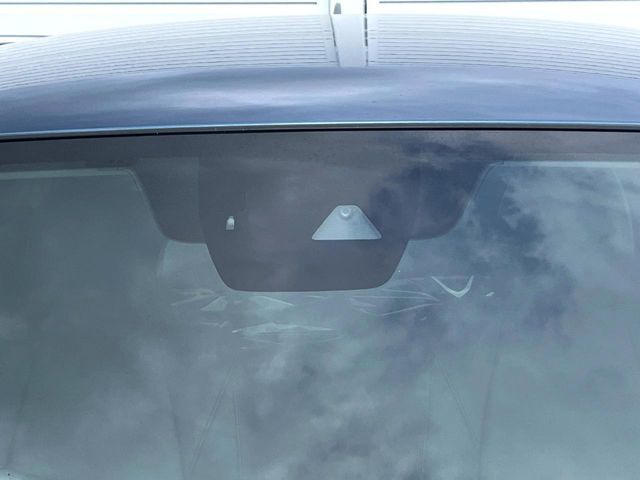 【スマートシティブレーキサポート】低速走行中に前方の車両等を認識し、衝突しそうな時は警報とブレーキで衝突回避と被害軽減をアシスト。より安全にドライブをお楽しみいただけます。