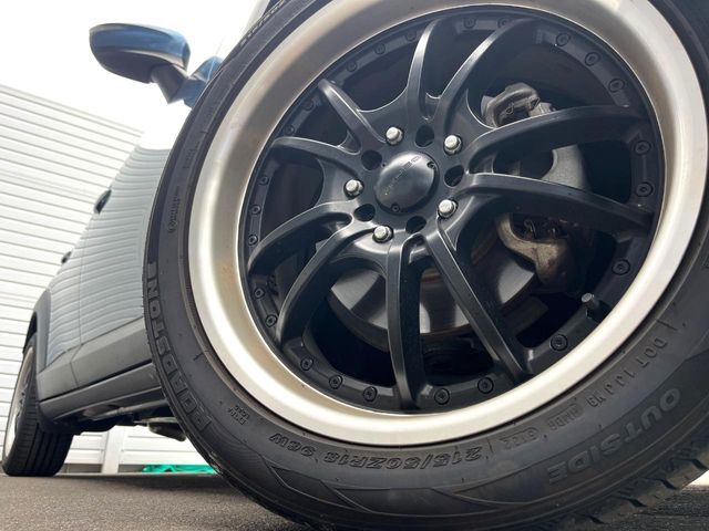 【18インチアルミホイール】外観にマッチしたアルミホイールを装着しております。各種アルミホイールや、スタッドレスタイヤも取扱いしております。是非ご相談ください♪