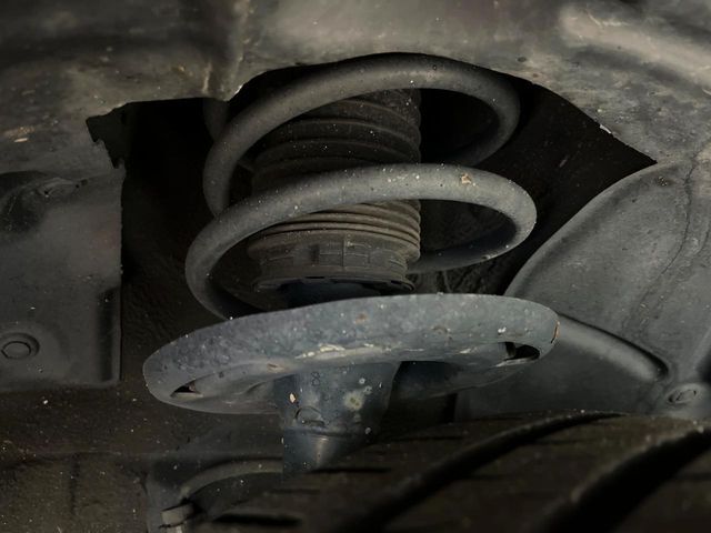 お車を安心してお乗りいただく為には、足回りの定期点検が欠かせません。サービスサポート（有償保証）では無料点検もご提供しており、安心のカーライフをお過ごしいただけるサポート体制が整っています。