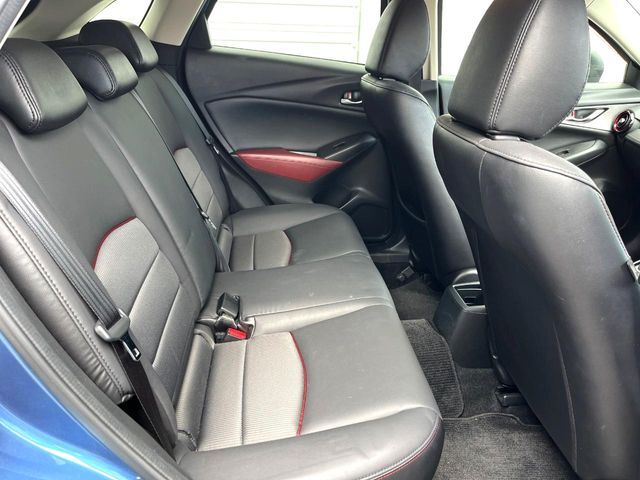 後部座席も気になるようなキズ・汚れやへたり等、大きなダメージはなく、良好な状態です。