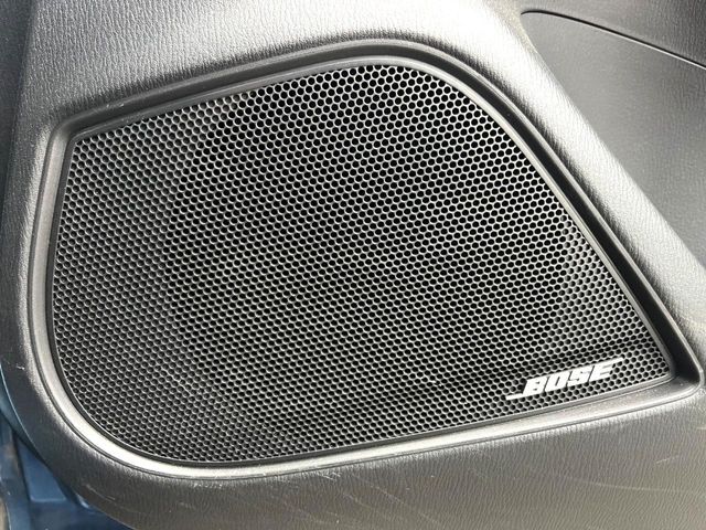 【BOSEサウンドシステム】メーカーオプションの高品位サウンドシステムを搭載。専用のチューニングが施された大小様々なスピーカーから良質なサウンドが奏でられ、臨場感あふれる音響空間を演出します。