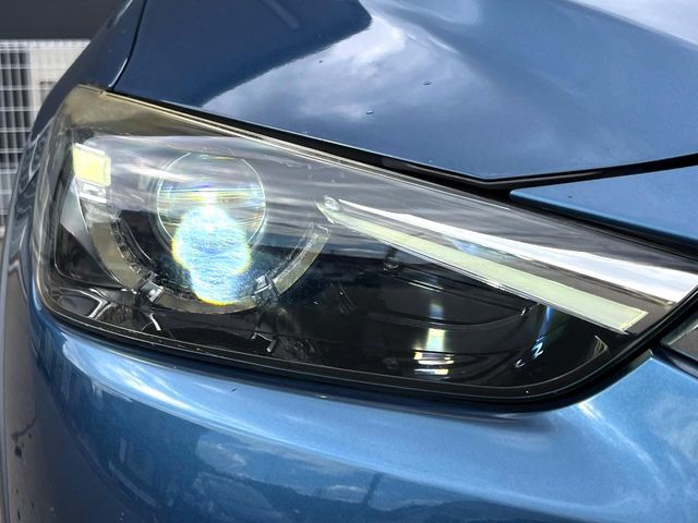 【LEDヘッドライト】悪天候や夜間走行時も良好な視界を確保し安心して運転できる高輝度LEDヘッドライトを装備！点灯速度が早く、消費電力も抑えられています。