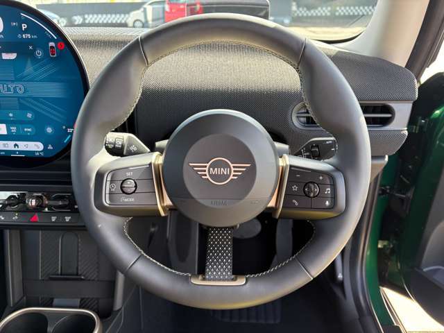 ハンドル：中央にはMINIのエンブレムが付いています。