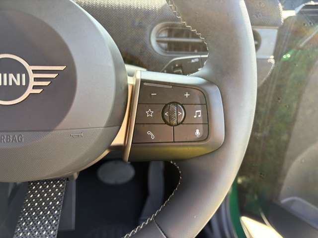 右側は音量調整やチャンネル切り替えや受話器としても使えます！