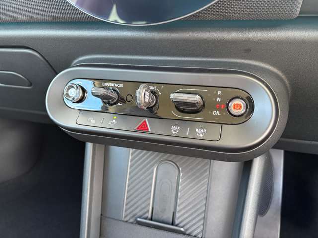 エンジンスタートボタン、シフトレバーはこちらに集約されております