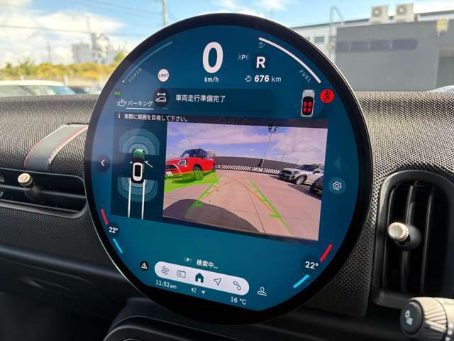 純正バックカメラ装備車両です。バックカメラにて車両後方の映像を映し出し駐車操作をサポートしてくれます。