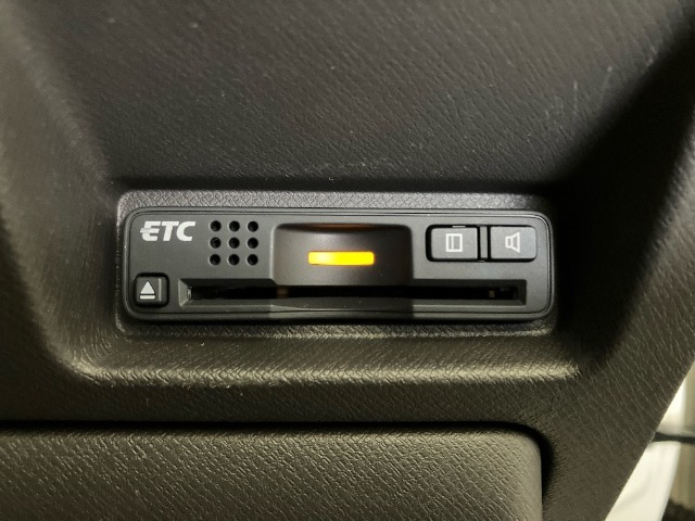 【ETC】便利なETC車載器も装備！高速道路の料金所もスムーズに通過できます。今や必須の装備ですね！お客様用にセットアップをしてのお渡しとなります！