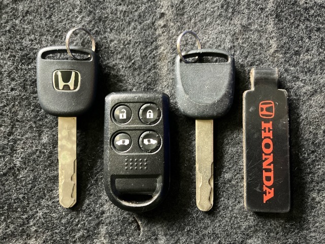 【キーレスエントリー】キーボタンを押すだけで、ドアロックの開閉が可能です。重い手荷物を持っていたり、夜のドアの開閉にとっても便利です。