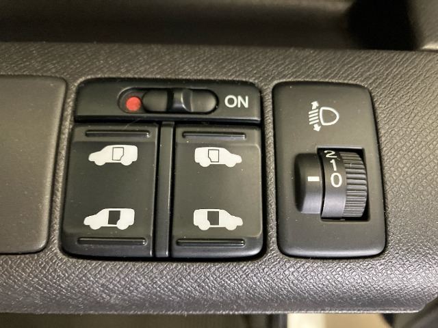 【両側パワースライドドア】両側が電動スライドドアになっております。狭い駐車場でのお子様の乗り降りの時などに安心です！