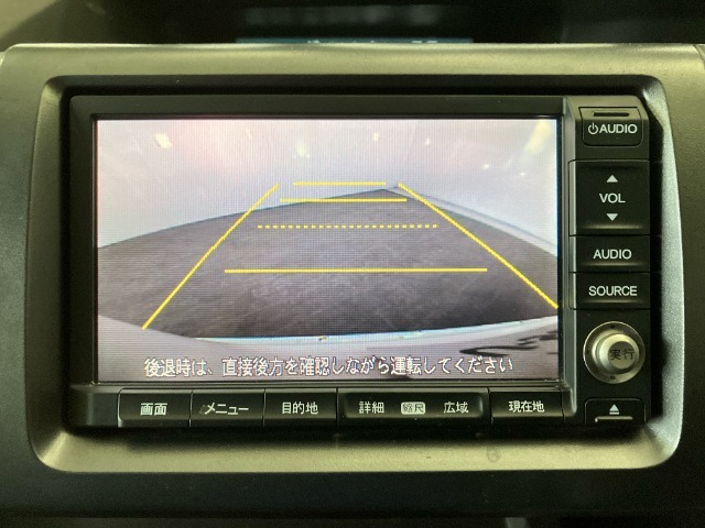 【バックカメラ】ギアをリバースに入れれば自動的にモニターが切り換わるので、車庫入れや後退確認がラクラク OKです！