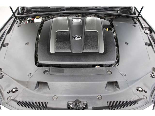 【主要諸元】V型6気筒インタークーラー付ツインターボ/3，444cc/Direct Shift-10AT（電子制御10速オートマチック） 422ps/61，2kg.m全長523×全幅190×全高145