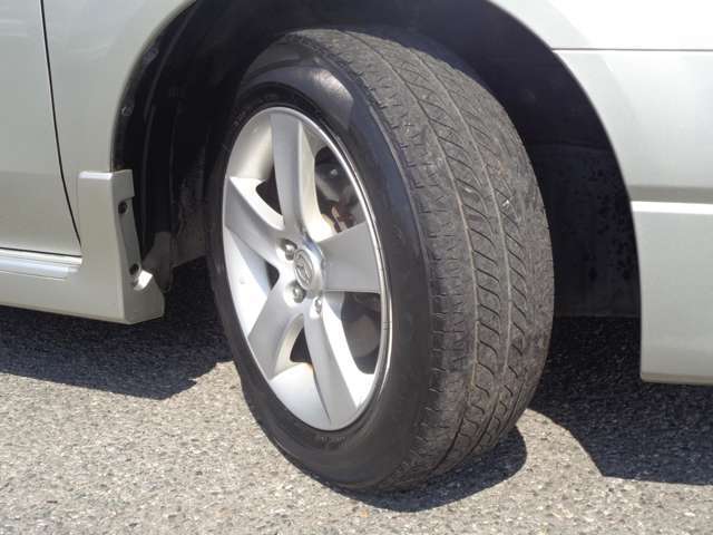 純正17インチアルミホイール！タイヤサイズは215/60R17です。