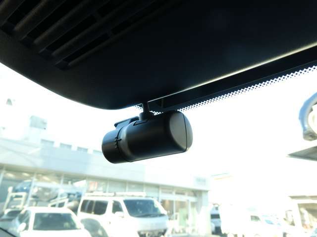 ドライブレコーダーは、車の運転中に前方の映像を記録する装置です。万が一の事故の際に、状況を記録して証拠として利用することができます。