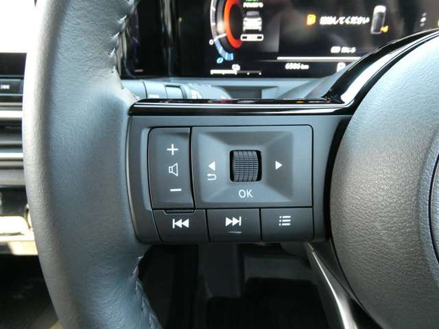 運転走行も画面に触れることなく手元操作が可能な便利なハンドルリモコン。