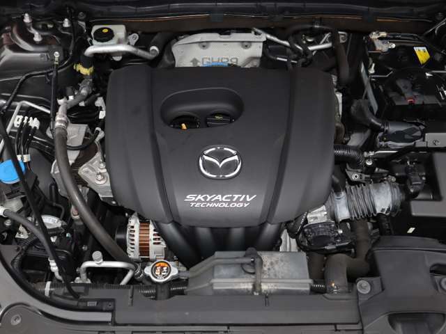 「SKYACTIV-G（ガソリン）」は、規格外の高圧縮を実現し、世界のエンジン技術者に驚きを与えました。さらに、それを維持したままノッキングの発生を抑え、熱効率を向上、走りにも寄与したエンジンです。