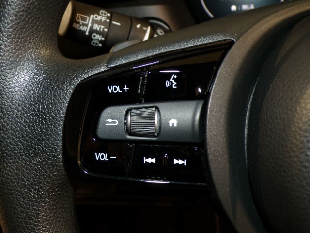 【ステアリングリモコン】ステアリングにオーディオ調節可能なスイッチが装備されていますので運転中でも視線をそらさずにオーディオの調節が可能です！