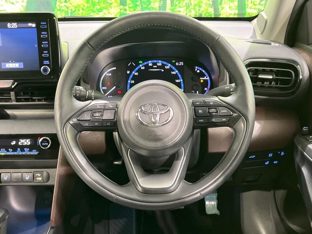 インテリアに合わせたデザインのステアリングは、運転される方のことも考え、運転しやすい形状、大きさです。是非一度、実際に触ってお確かめください。