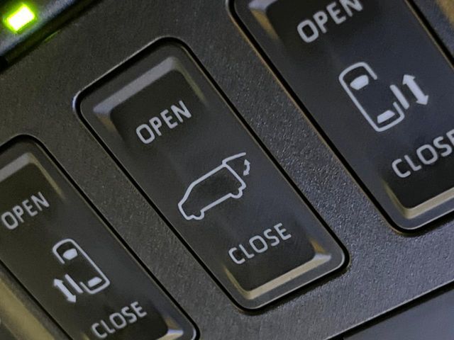 【パワーバックドア】スマートキーや運転席のボタンを押すだけでリアゲートが自動で開閉します！荷物を持っている時や、高い位置にあるバックドアを閉める際に便利な機能です♪