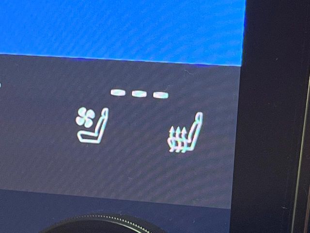 【シートベンチレーション】夏場は涼しい風でお尻や背中の熱やムレを防ぎ、冬はエアコンよりも早く温まってポカポカに！季節を問わず快適に過ごせます。