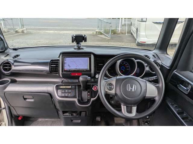 全車両入庫時には一般道を実際に走行させてチェックします。不安なく販売させて頂く為にも徹底しています。走行管理システムチェック済の車両のみ仕入となり走行距離不明車両などはありませんのでご安心ください。