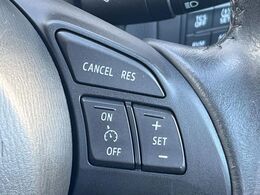 【クルーズコントロール】高速道路もラクラク走行。アクセルを離しても一定速度で走行ができ、長距離運転時の負担を軽減！加速・減速も簡単なスイッチ操作で調整できます。