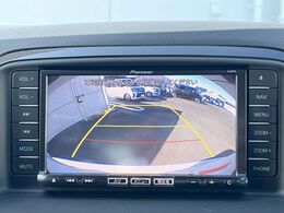 【バックカメラ】駐車時に後方がリアルタイム映像で確認できます。大型商業施設や立体駐車場での駐車時や、夜間のバック時に大活躍！運転スキルに関わらず、今や必須となった装備のひとつです！