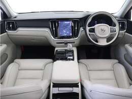 Google搭載/ETC2.0/360度カメラのフルセット搭載。9インチ・タッチスクリーン式センターディスプレイと、モード選択式の12.3インチデジタル液晶ドライバー・ディスプレイを装備。