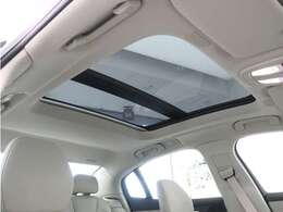 屋根一面まるごととも言える特大サイズのチルトアップ機構付電動パノラマ・ガラス・サンルーフ。晴天時はもちろん、雨天・曇天時にもブラインドを開けることで常に開放的な車内空間を実現させてくれます。