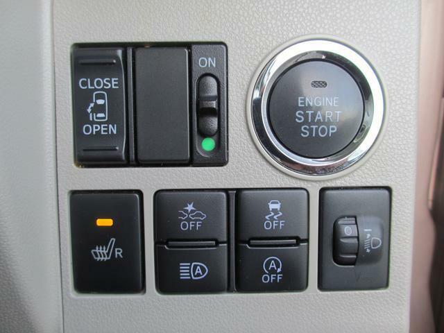 各種スイッチは運転席から近い位置に配置することで操作性を高めております。プッシュエンジンスタートスイッチの横に、電動リヤスライドドアのスイッチがございます。運転席からでも開閉が可能なんです！