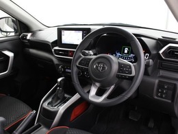 運転席からの視界の良さに配慮したインストルメントパネルに加え、運転席側に向けて配置された操作パネル類、左手を伸ばした自然な位置に配置したシフトレバーなど、運転に集中できるドライバーズ空間です。