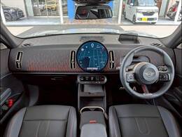 MINIならではのコックピット！！高級感があり、かつシンプルなデザインが飽きがこないとご好評いただいております。スイッチ一つ一つにも「こだわり」とセンスを感じます。