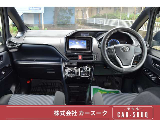 カースークという店舗名の由来は、アラビア語で「SOUQ＝市場」を意味しており、車市場という意味です。お客様に新鮮でお買得なクルマを届けたいという想いを込めた社名です。