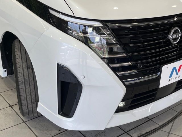 【LEDヘッドライト】悪天候や夜間走行時も良好な視界を確保し安心して運転できる高輝度LEDヘッドライトを装備！点灯速度が早く、消費電力も抑えられています。