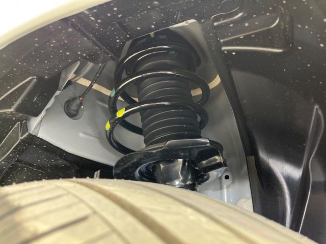 お車を安心してお乗りいただく為には、足回りの定期点検が欠かせません。サービスサポート（有償保証）では無料点検もご提供しており、安心のカーライフをお過ごしいただけるサポート体制が整っています。