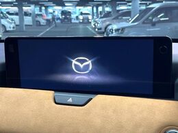 【12.3インチマツダコネクト】車内の雰囲気にマッチした大型ディスプレイ。スマホ接続でのナビ使用やBluetooth再生等、様々な機能が楽しめます。直感的なダイヤル操作が可能で、使い勝手も良好です。